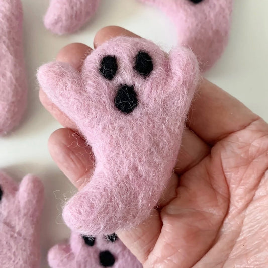 Felt pocket hug pink ghost