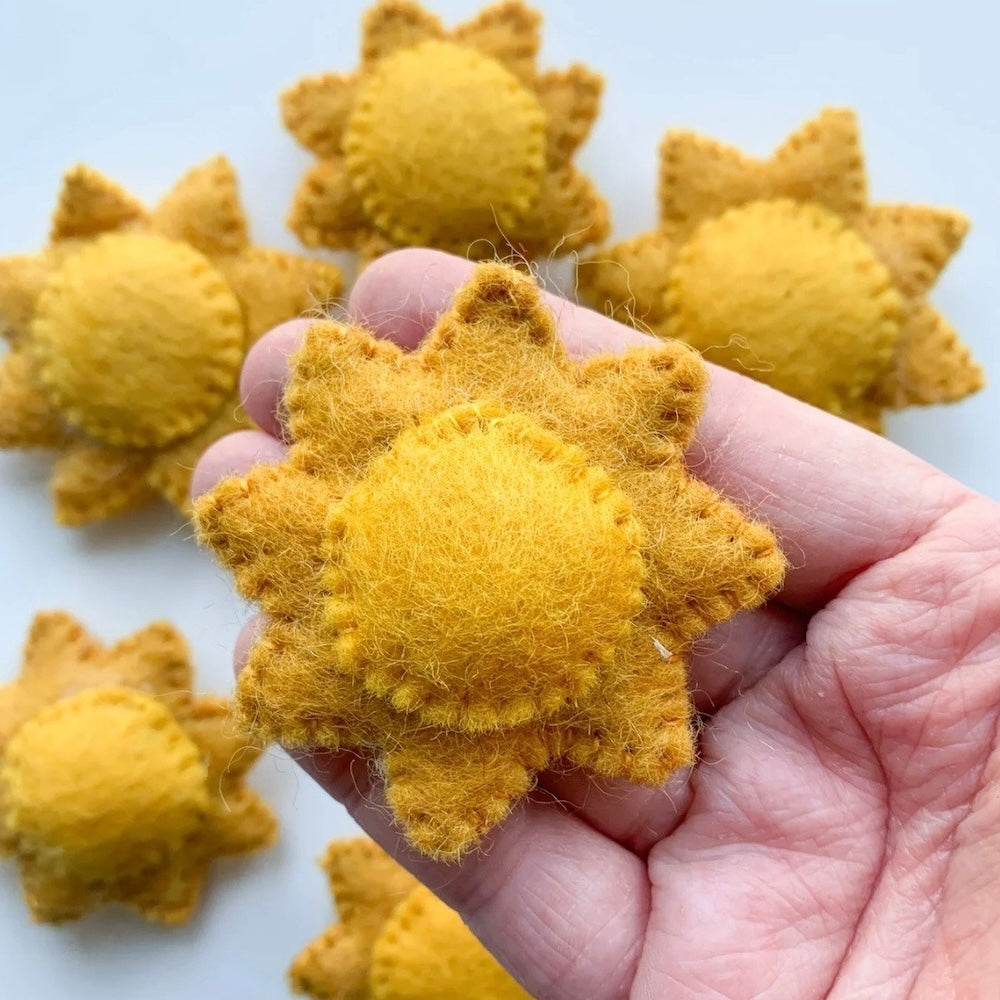 Felt pocket hug Sun